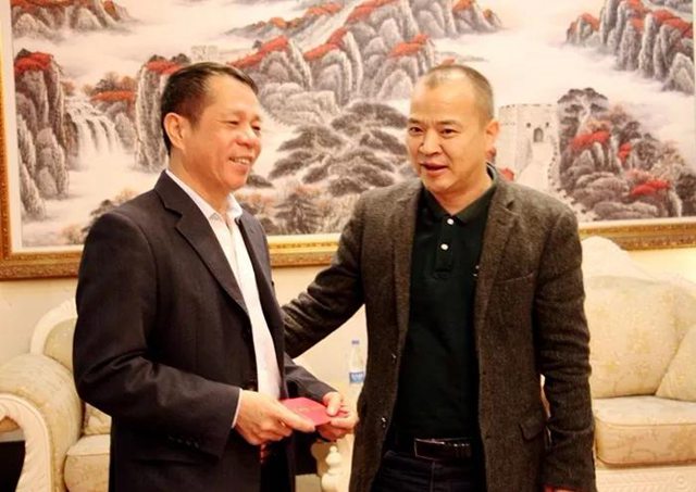 吉華街道總工會領(lǐng)導(dǎo)慰問勞模.jpg