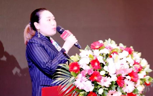 紅門智能譚麗華副總經(jīng)理揭曉“2018年度紅門智能燈塔項目獎”.jpg
