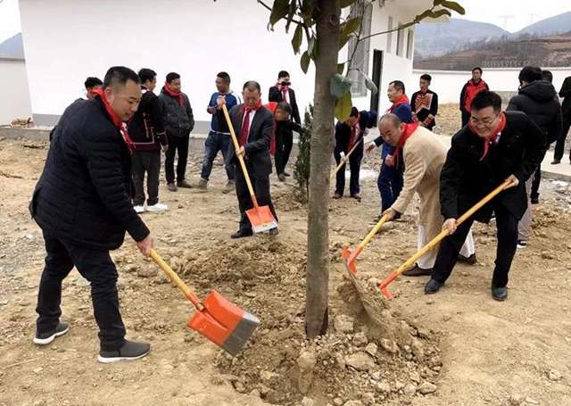 植樹現(xiàn)場2.jpg 植樹現(xiàn)場2.jpg