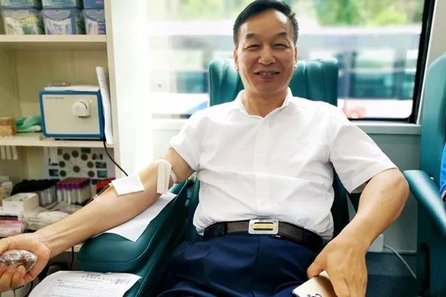 魏承榜副總裁和涂選明副總裁獻血.jpg