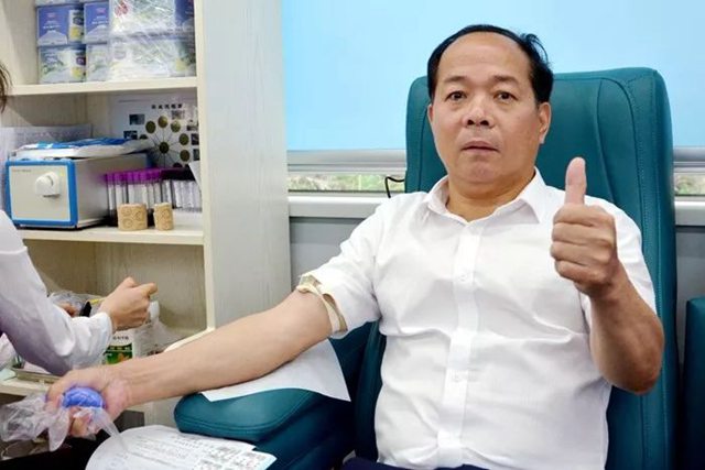 魏承榜副總裁和涂選明副總裁獻血1.jpg