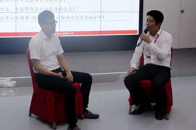 現(xiàn)場模擬領(lǐng)導(dǎo)與新員工之間的談話.jpg