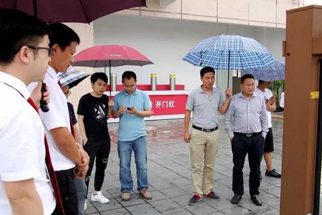 下雨也不能阻擋展廳的魅力1.jpg